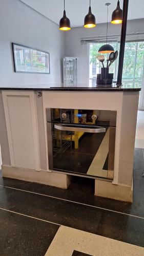 a counter in a room with a table at Casa Alto Da Boa Vista Com Piscina e Churrasqueira in São Paulo