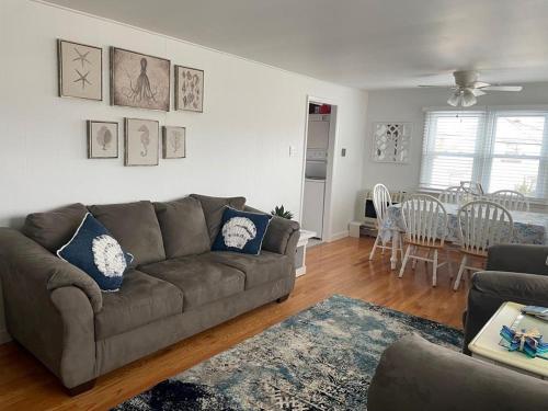 Χώρος καθιστικού στο Wi-Fi, Deck, Outside Shower, Cable, Beach Badges, Private Yard,ocean