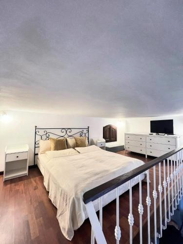 une chambre avec un grand lit blanc et une télévision dans l'établissement Exclusive apartment by sea near Monaco for 3 people W Lan Kitchen Bedroom, à Menton