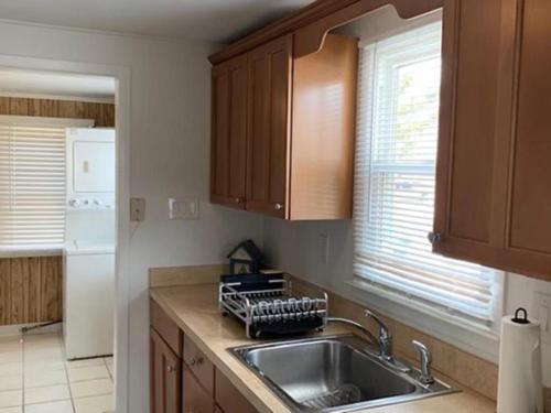 Η κουζίνα ή μικρή κουζίνα στο Wi-Fi, Decks, Outdoor Shower, Beach Badges, Private Yard,