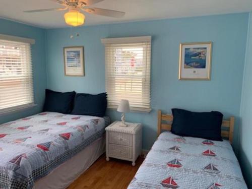 Ένα ή περισσότερα κρεβάτια σε δωμάτιο στο Wi-Fi, Decks, Outdoor Shower, Beach Badges, Private Yard,