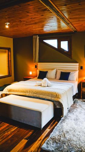 a bedroom with two beds and a window at Parque Nacional EcoResort in Urubici