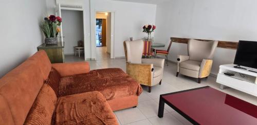 un salon avec un canapé et une table dans l'établissement Spacious T3 with garden in Saint-Raphaël, à Saint-Raphaël