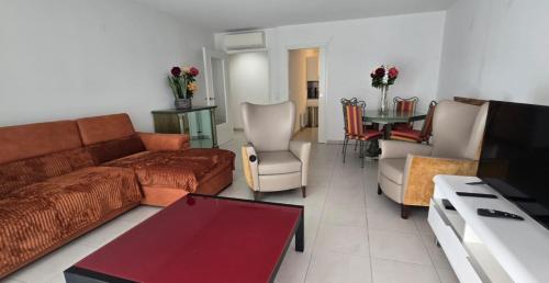 un salon avec un canapé et une table dans l'établissement Spacious T3 with garden in Saint-Raphaël, à Saint-Raphaël