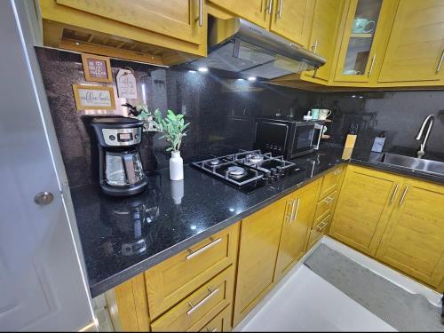 Una cocina o zona de cocina en Atlantic Breeze House