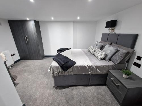 a bedroom with a large bed in a room at Stylish 3 bed 3 ensuites house with parking & garden in Reading