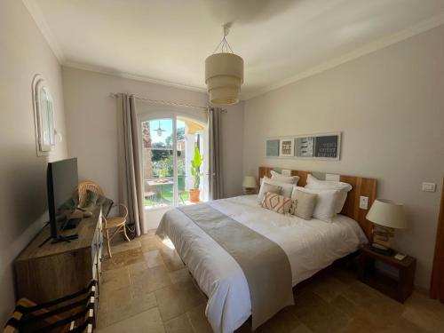 Ένα ή περισσότερα κρεβάτια σε δωμάτιο στο Villa Taradis