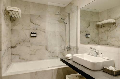 Ένα μπάνιο στο Sheraton Buenos Aires Greenville Polo & Resort
