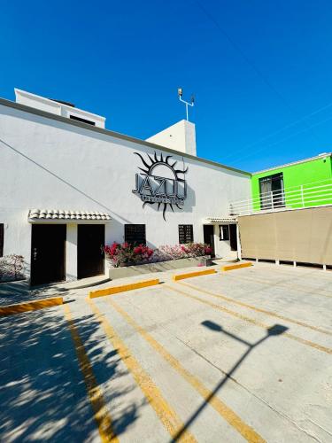 Un edificio con un cartel en el costado. en Hotel Jazuli, en San José del Cabo
