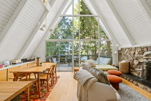 Χώρος καθιστικού στο Luxury A-Frame Retreat