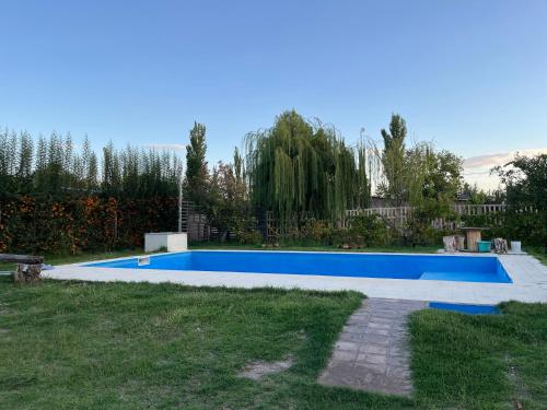 a small blue swimming pool in a yard at Quincho no pasa nada in San Rafael