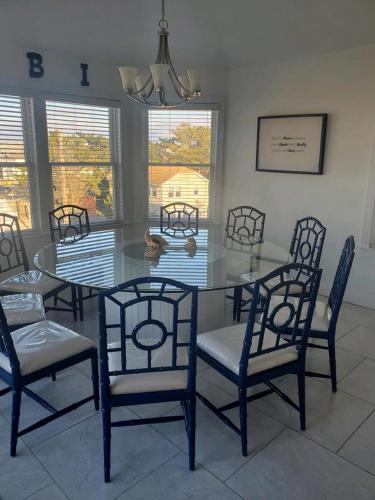 Posezení v ubytování Oceanside Single Family Brant Beach Beach Badges Rooftop Deck Wifi Private Yard Washer & Dryer