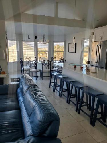 Posezení v ubytování Oceanside Single Family Brant Beach Beach Badges Rooftop Deck Wifi Private Yard Washer & Dryer