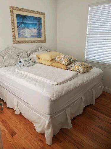 Postel nebo postele na pokoji v ubytování Oceanside Single Family Brant Beach Beach Badges Rooftop Deck Wifi Private Yard Washer & Dryer