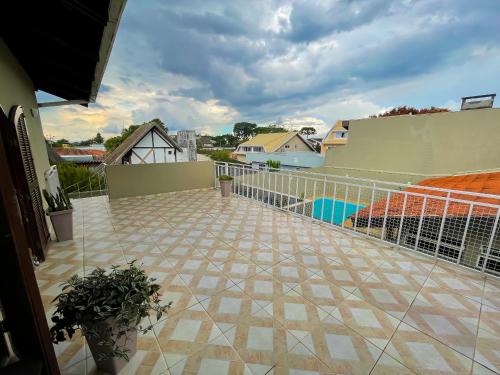 a balcony of a house with a fence at Melhor Casa de Curitiba pra vc in Curitiba