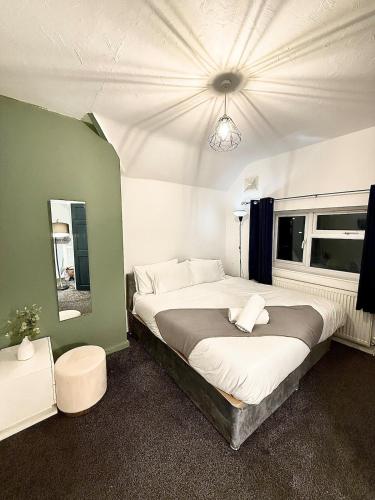 a bedroom with a large bed in a room at Watford Stay Comfortable Home Near Town Centre and Transport in Watford