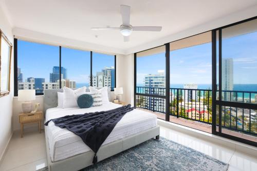 黄金海岸ABSOLUTE Riverfront 2br apt, Views from every room的一间卧室设有一张床和大窗户