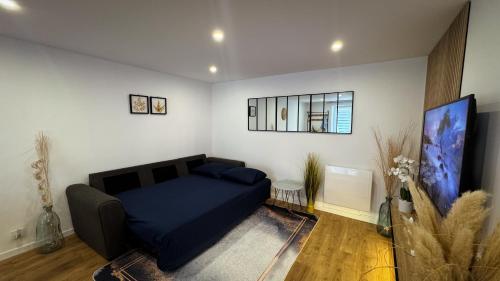 - une chambre avec un lit bleu dans l'établissement Escapade à 10mn à pied du centre Élégant & Moderne, à La Rochelle