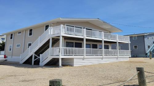 Galeriebild der Unterkunft Ocean Block Duplex Brant Beach Beach Badges Beach Equipment Deck Wifi Ocean Side Home In Brant Beach in Brant Beach