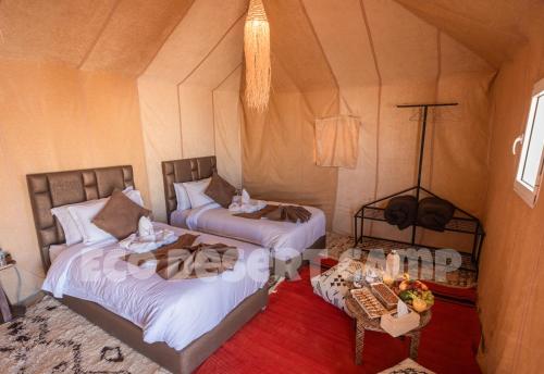 Postel nebo postele na pokoji v ubytování Eco Desert Camp
