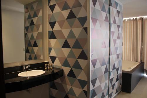 a bathroom with a sink and a mirror at G Hotel by Gaya Group in Santa Cruz de la Sierra