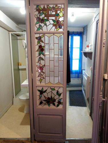 La salle de bains est pourvue d'une porte en verre teinté. dans l'établissement Duplex Center Thiers - Clermont-Ferrand - Lyon - Free Parking - Self-check-in, à Thiers