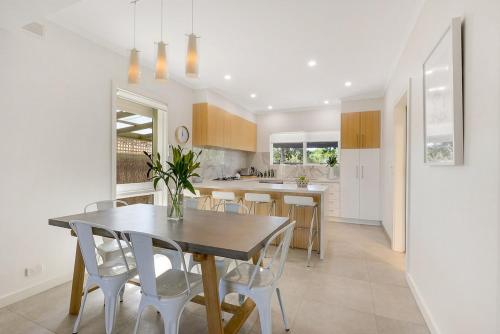Una cocina o zona de cocina en Sandpiper - Steps to Beach - BBQ - Courtyard