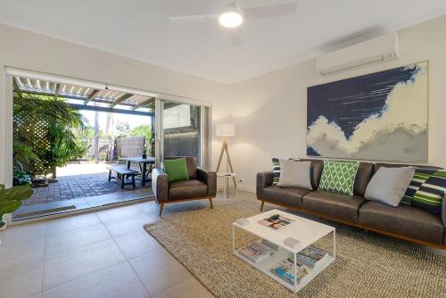 Zona de estar de Sandpiper - Steps to Beach - BBQ - Courtyard