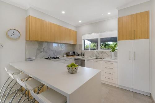 Una cocina o zona de cocina en Sandpiper - Steps to Beach - BBQ - Courtyard