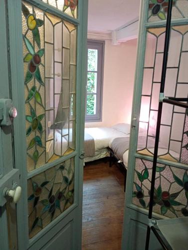 Cette chambre dispose d'une porte ornée de vitraux. dans l'établissement Duplex Center Thiers - Clermont-Ferrand - Lyon - Free Parking - Self-check-in, à Thiers