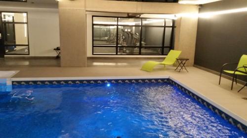 Swimming pool sa o malapit sa Grand Times Hotel Drummondville