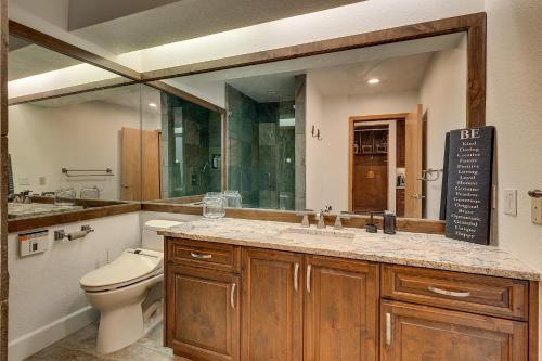 Bilik mandi di Palisades Tahoe Lodge Rentals Premium Studio Loft #358