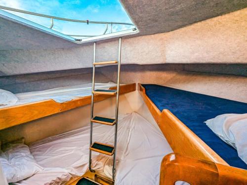 Katil atau katil-katil dalam bilik di Boat Experience, Lake Macquarie