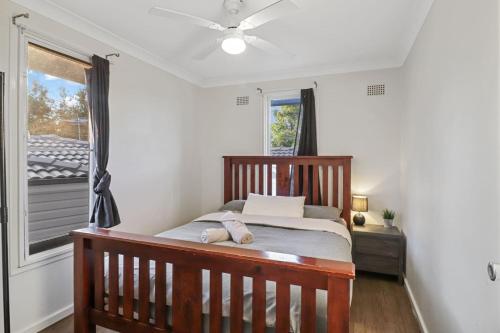 Ένα ή περισσότερα κρεβάτια σε δωμάτιο στο Toronto Garden Retreat
