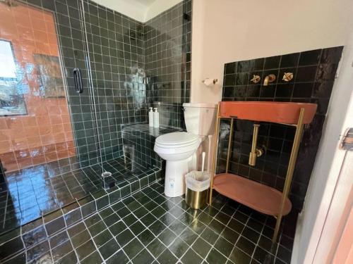Koupelna v ubytování Atami - Bright, Playful 2bd (Atami Suite) at La Dea