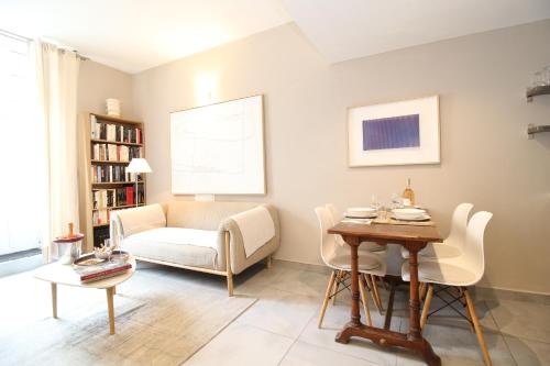 un salon avec une table et un canapé dans l'établissement NOUVEAUTÉ 2025 - Les Lices 2-hypercentre-Proche gare-Wifi rapide-2p, à Avignon