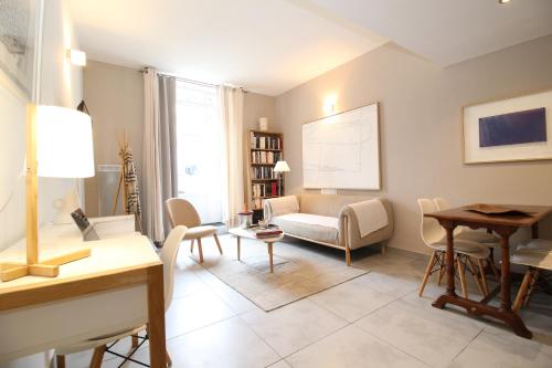 un salon avec un canapé et une table dans l'établissement NOUVEAUTÉ 2025 - Les Lices 2-hypercentre-Proche gare-Wifi rapide-2p, à Avignon