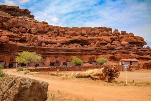 un león tirado en un camino de tierra delante de una montaña en Cozy Tiny Home At Private Moab Ranch, en Moab