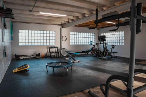 Das Fitnesscenter und/oder die Fitnesseinrichtungen in der Unterkunft Reconnect in a Cozy Retreat