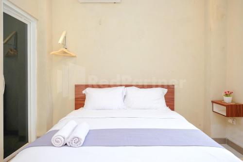 Кровать или кровати в номере Grha Minggiran Homestay Yogyakarta Mitra RedDoorz