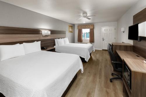Letto o letti in una camera di Ramada Limited San Angelo