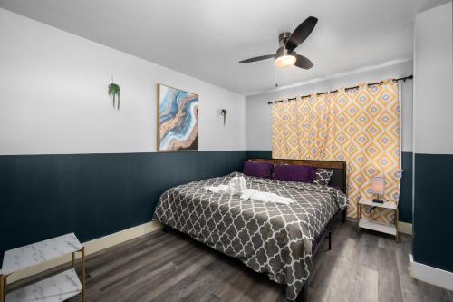 a bedroom with a bed and a ceiling fan at Quirky 1BR Near NRG Stadium & Medical Center in Houston