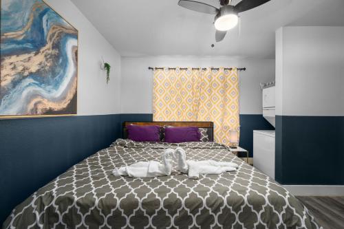 a bedroom with a large bed with purple accents at Quirky 1BR Near NRG Stadium & Medical Center in Houston