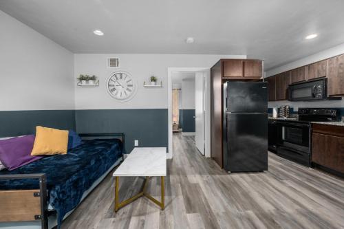 a living room with a couch and a kitchen at Quirky 1BR Near NRG Stadium & Medical Center in Houston