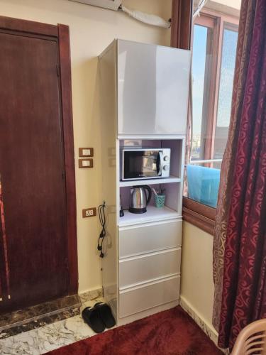 Kuchyň nebo kuchyňský kout v ubytování HOTEL Habib front Mansoura University Private