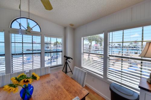 Windy Point Oceanfront In Geiger Keyにあるバルコニーまたはテラス