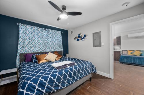 a bedroom with a bed and a ceiling fan at Cozy Sanctuary Near MedCenter, UH and NRG in Houston