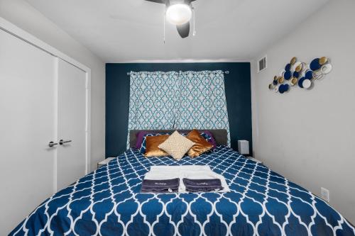 a bedroom with a blue bed with a blue wall at Cozy Sanctuary Near MedCenter, UH and NRG in Houston