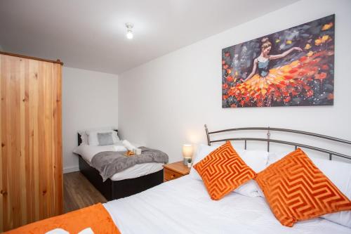 Postel nebo postele na pokoji v ubytování Charming 2-Bed Flat in the Heart of the City with Speedy WiFi & Easy Train Access!