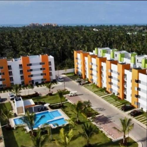 Una vista aérea de un complejo turístico con palmeras y edificios. en Departamento Zona Diamante, en Barra Vieja